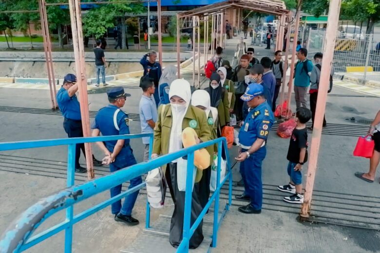 Teks Foto : Bupati Gus Yani melepas kepulangan santri asal gresik yang menuju pulau bawean.