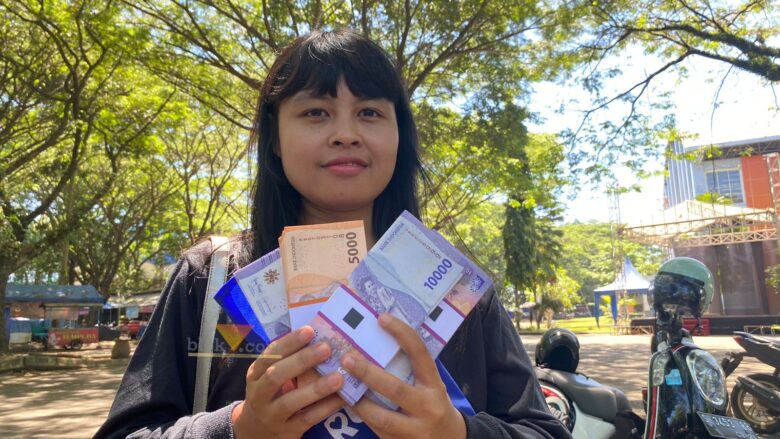 Warga Kabupaten Malang tukaran uang pecahan baru di layanan Kas Keliling BI Kantor Perwakilan Malang (blok-a.com/ Putu Ayu Pratama S)