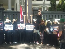 Gelar Aksi, Masyarakat Tuntut Hak Angket dan Turunkan Harga Sembako di Depan DPRD Kota Malang