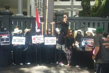 Gelar Aksi, Masyarakat Tuntut Hak Angket dan Turunkan Harga Sembako di Depan DPRD Kota Malang