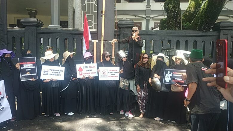 Gelar Aksi, Masyarakat Tuntut Hak Angket dan Turunkan Harga Sembako di Depan DPRD Kota Malang