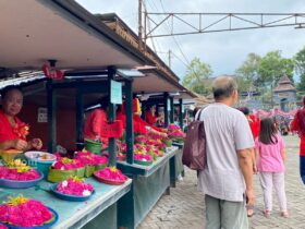 Penjual bunga tabur di area Pesarean Gunung Kawi tengah tawarkan dagangan ke pengujung (blok-a.com/ Putu Ayu Pratama S)