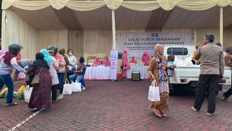 Antrian paket sembako murah di Polres Malang (blok-a.com/ Putu Ayu Pratama S)