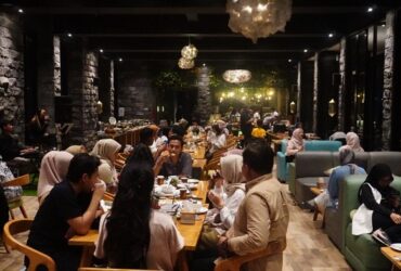 Suasana buka puasa di Awang-Awang Sky Lounge, lantai 7 The Batu Hotel & Villas. (blok-a.com/ovan z)