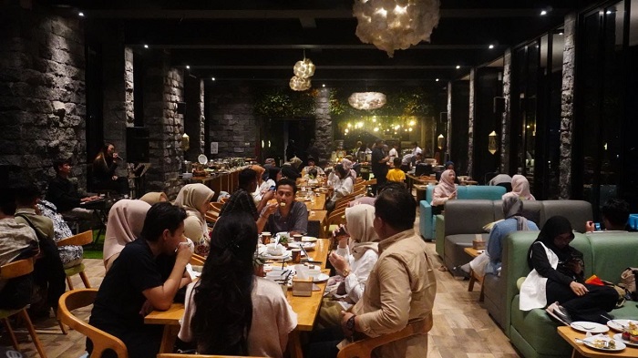 Suasana buka puasa di Awang-Awang Sky Lounge, lantai 7 The Batu Hotel & Villas. (blok-a.com/ovan z)