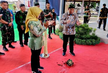 Bupati Blitar Rini Syarifah bersama Dirjen Kemendag Republik Indonesia Isy Karim, meresmikan Pasar Patok di Desa Sidorejo, Kecamatan Ponggok Kabupaten Blitar. (blok-a.com/Fajar)