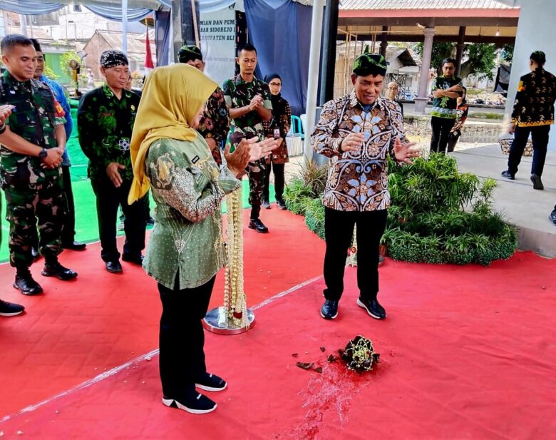 Bupati Blitar Rini Syarifah bersama Dirjen Kemendag Republik Indonesia Isy Karim, meresmikan Pasar Patok di Desa Sidorejo, Kecamatan Ponggok Kabupaten Blitar. (blok-a.com/Fajar)