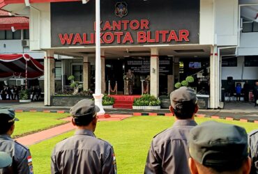 Upacara gelar pasukan peringatan HUT ke-74 Satuan Polisi Pamong Praja (Satpol PP), HUT ke-105 Damkar dan HUT ke-62 Satlinmas di halaman kantor Wali Kota Blitar. (blok-a.com/Fajar)