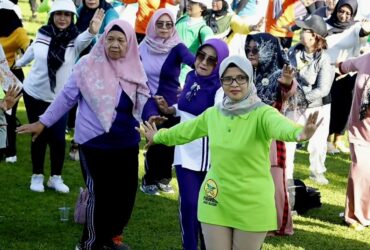 Bupati Blitar Hj. Rini Syarifah Senam Karosel bersama Persatuan Wanita Olahraga Seluruh Indonesia (Perwosi) Kabupaten Blitar di Alun-alun Kanigoro. (Foto : blok-a.com/Fajar)