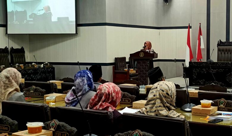 Juru bicara Fraksi Golkar-Demokrat Sri Indah Setijaningsih menyampaikan pandangan umumnya terhadap Laporan Keterangan Pertanggungjawaban (LKPJ) Bupati Blitar Tahun 2023. (blok-a.com/Fajar)