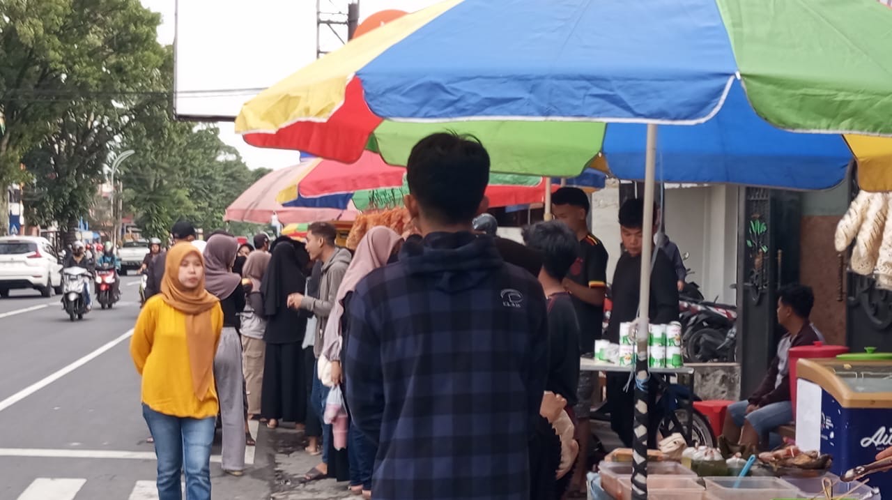 Pasar Takjil di Dinoyo Kota Malang