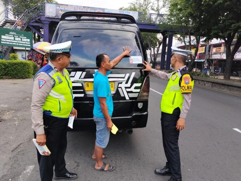 Sosialisasi oleh pengguna jalan di wilayah rawan yakni Kecamatan Singosari Kabupaten Malang (Satlantas for Blok-a.com)