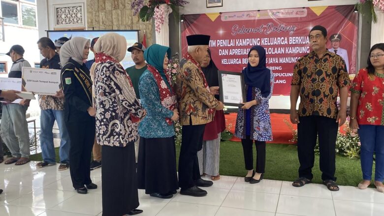 Bupati Malang, Sanusi memberikan bantuan untuk mensukseskan program Kampung KB Jaya Manunggal di Desa Senggreng, Kecamatan Sumberpucung, Kabupaten Malang. (Blok-a.com/ Putu Ayu Pratama S)