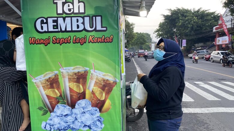 Pedagang Teh Gembul tenggah melayani pelanggan (blok-a.com/ Putu Ayu Pratama S)