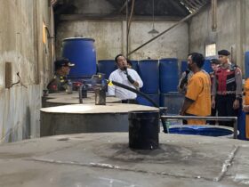 Pemilik Produksi Miras Ilegal di Malang Peragakan Cara Ngoplos Minuman