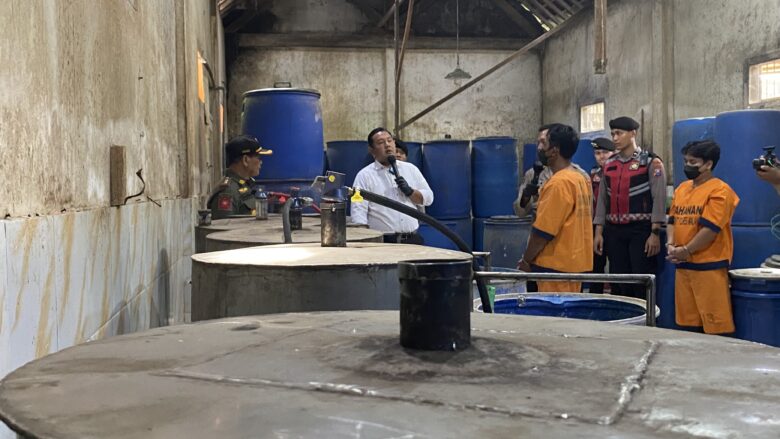 Pemilik Produksi Miras Ilegal di Malang Peragakan Cara Ngoplos Minuman