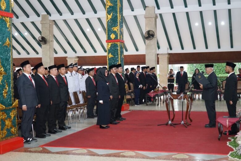 Rotasi Jabatan, Enam Pejabat Pemkab Malang Dilantik - Disumpah