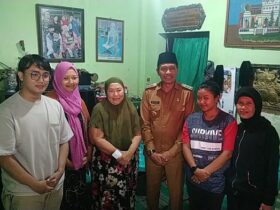 Pj Wali Kota Malang Ir. Wahyu Hidayat takziah ke rumah duka korban dugaan penolakan RS Hermina, Rabu (13/3/2024).