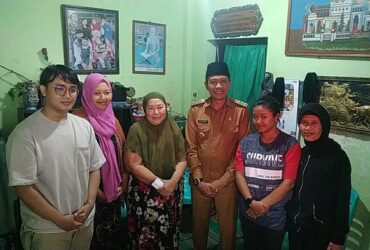 Pj Wali Kota Malang Ir. Wahyu Hidayat takziah ke rumah duka korban dugaan penolakan RS Hermina, Rabu (13/3/2024).