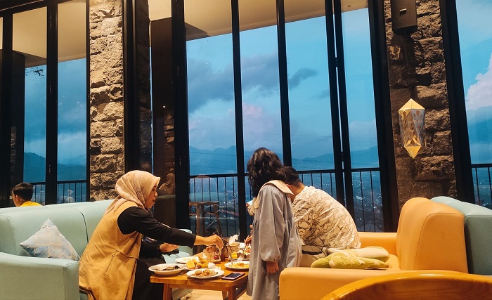 Berbuka sambil melihat pemandangan di Awang-Awang Sky Lounge, lantai 7 The Batu Hotel & Villas. (blok-a.com/lion)
