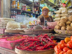 Hal tersebut disampaikan oleh pedagang Pasar Kepanjen, Umi (52). Ia menerangkan, kenaikkan harga bahan pangan di Pasar Kepanjen Malang