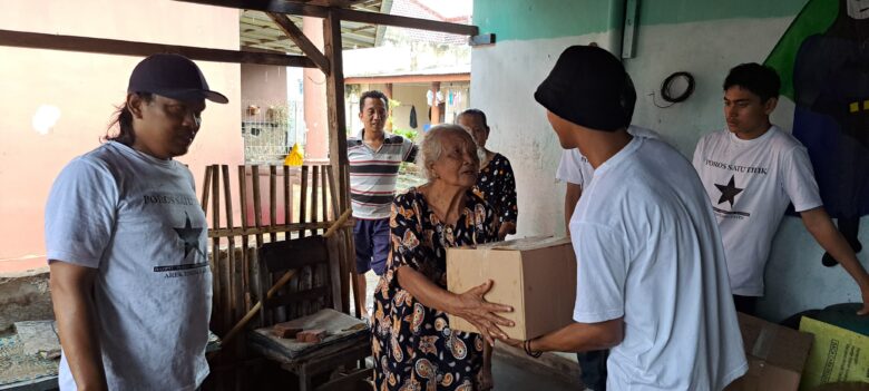 Di Tengah Harga Beras Mahal, Pemuda di Malang Bagikan Sepaket Sembako Gratis