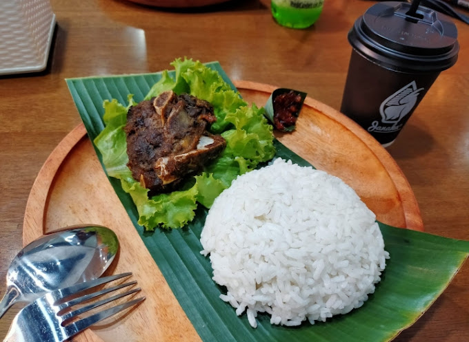 Anti Mainstream, Daging Kambing Dibikin Lalapan di Kedai di Kota Malang Ini