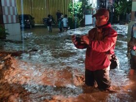 Teks: banjir di desa Wringinrejo, Sooko, Mojokerto akibat tanggul sungai jebol.(Blok-a.com/Syahrul)