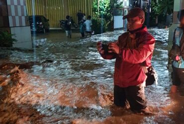 Teks: banjir di desa Wringinrejo, Sooko, Mojokerto akibat tanggul sungai jebol.(Blok-a.com/Syahrul)