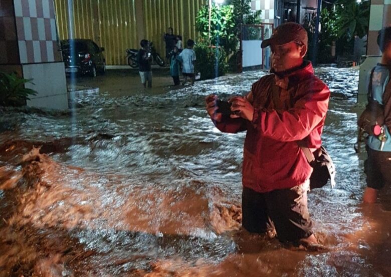 Teks: banjir di desa Wringinrejo, Sooko, Mojokerto akibat tanggul sungai jebol.(Blok-a.com/Syahrul)