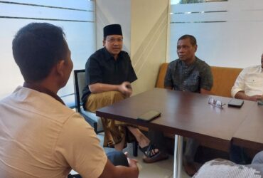 Ramdhanu Dwiyantoro (baju hitam) berbincang dengan beberapa tokoh masyarakat yang tergabung dalam Komunitas Purna Bakti Kepala Desa Seluruh Indonesia (Kompakdesi) Kabupaten Pasuruan di sebuah rumah makan di Malang.
