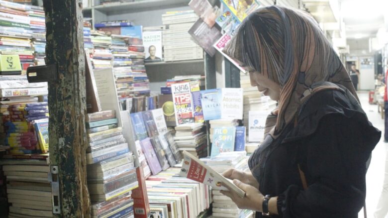 Serunya ngabuburit sambil berburu buku lawas di Pasar Buku Wilis Malang. ( Dok- Oris Darut/Mahasiswa PKL)