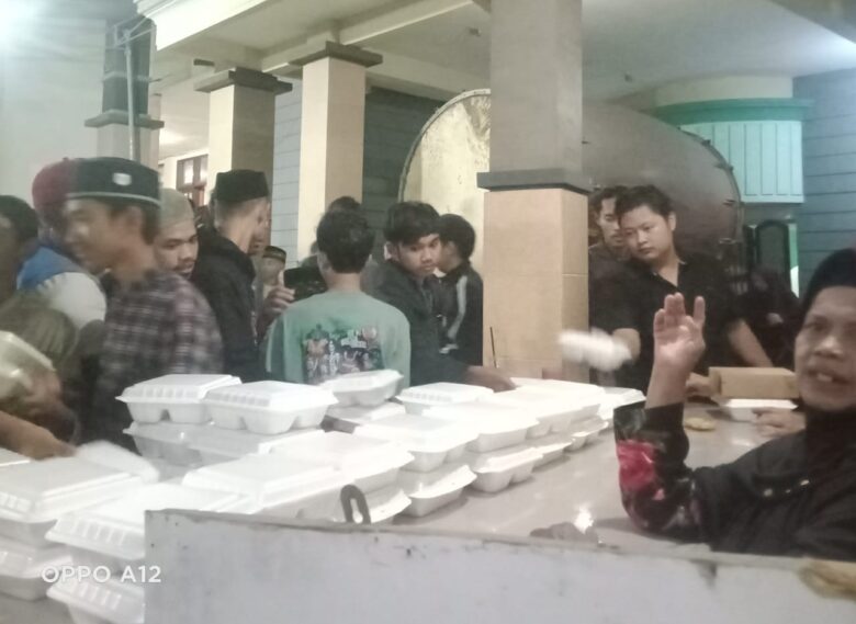 Menu Buka Bersama di Masjid Miftahul Jannah Dau Malang