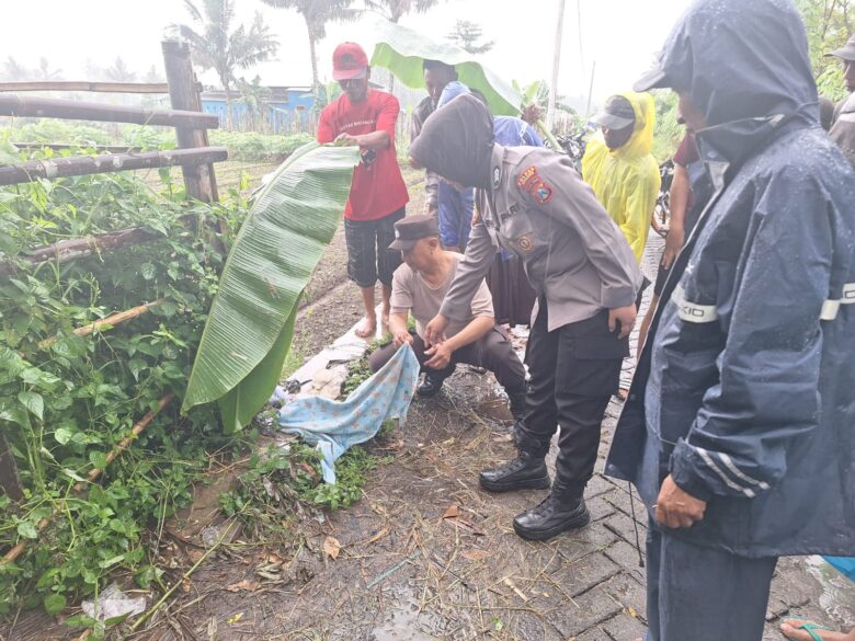 Mayat Bayi Membusuk Berselimut Gegerkan Warga Pakis Malang