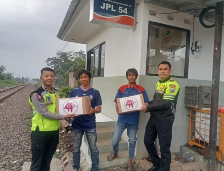 Kabupaten Malang, blok-a.com - Satlantas Polres Malang memberikan bantuan sosial (Bansos) berupa sembako dan rompi kepada penjaga palang pintu rel kereta api