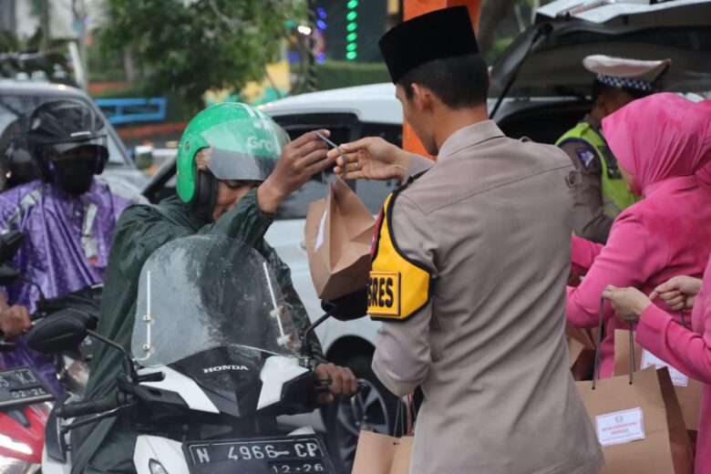 Kapolres Batu Bagikan Ratusan Paket Takjil Gratis di Depan Jatim Park 3