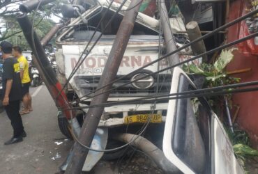 Truk Oleng Porak Porandakan Jalan Raya Gadang Kota Malang