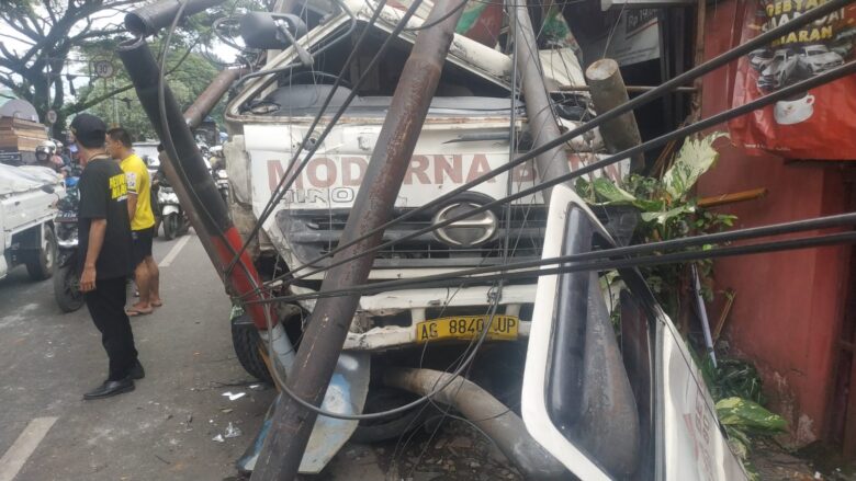Truk Oleng Porak Porandakan Jalan Raya Gadang Kota Malang