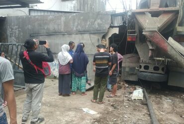 Truk Oleng Porak Porandakan Jalan Raya Gadang Kota Malang