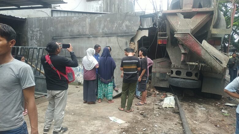 Truk Oleng Porak Porandakan Jalan Raya Gadang Kota Malang