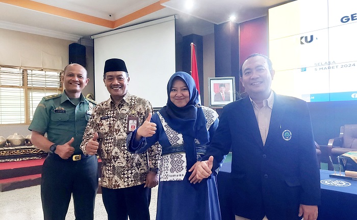 ANTAR LEMBAGA: (kiri-kanan) Bagian Kerjasama Politeknik Angkatan Darat Joko Triyono, Kepala Dinas Pendidikan Kabupaten Lumajang Drs. Agus Salim, M.Pd, Direktur Deazha Prima Nusantara Dewi Yuhana, S.Psi dan Dekan FIP UM Dr. Ahmad Yusuf Sobri, S.Sos, M.Pd.