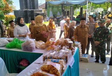 Bupati Blitar Rini Syarifah membuka Bazar Ramadan 1445 H/2024 M, di Gazebo Aloon-aloon Kanigoro Kabupaten Blitar. (blok-a.com/Fajar)