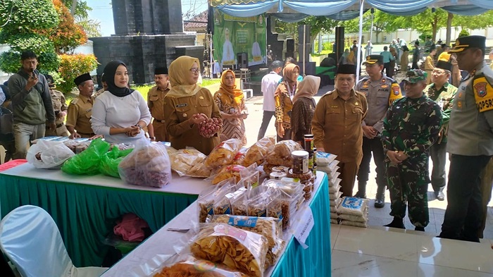 Bupati Blitar Rini Syarifah membuka Bazar Ramadan 1445 H/2024 M, di Gazebo Aloon-aloon Kanigoro Kabupaten Blitar. (blok-a.com/Fajar)