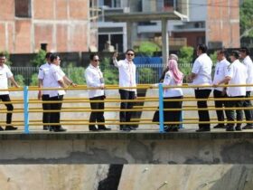Pj Wali Kota Malang Wahyu Hidayat meninjau bozem Tunggulwulung.