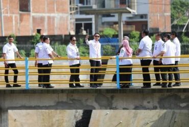 Pj Wali Kota Malang Wahyu Hidayat meninjau bozem Tunggulwulung.