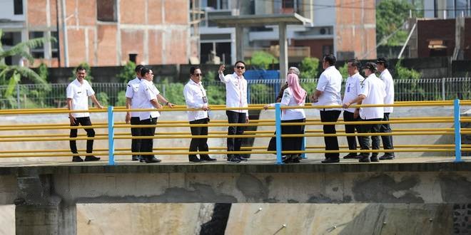 Pj Wali Kota Malang Wahyu Hidayat meninjau bozem Tunggulwulung.