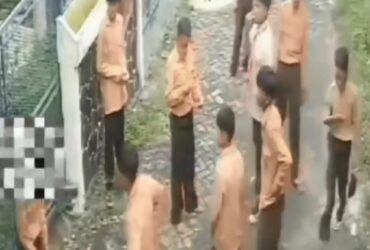 Tangkapan layar video rekaman CCTV dugaan aksi bullying atau perundungan terhadap pelajar salah satu SMP di Kecamatan Sukun, Kota Malang.