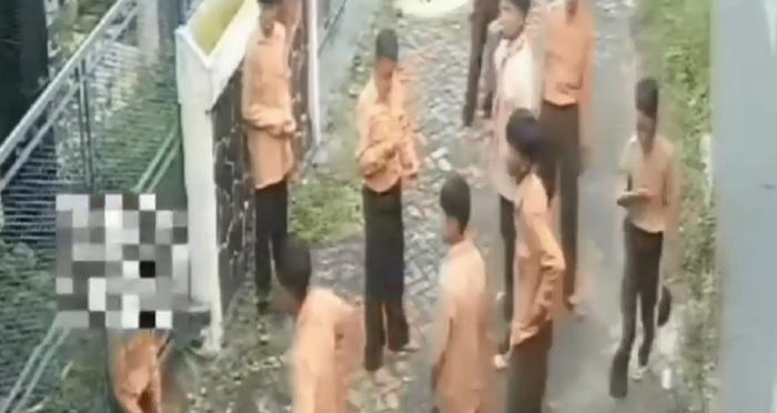 Tangkapan layar video rekaman CCTV dugaan aksi bullying atau perundungan terhadap pelajar salah satu SMP di Kecamatan Sukun, Kota Malang.