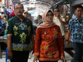Bupati Blitar Hj. Rini Syarifah sidak pasar dan meninjau langsung operasi pasar murah di Pasar Wilingi Kabupaten Blitar. (blok-a.com/Fajar)