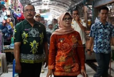 Bupati Blitar Hj. Rini Syarifah sidak pasar dan meninjau langsung operasi pasar murah di Pasar Wilingi Kabupaten Blitar. (blok-a.com/Fajar)